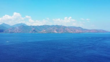 Tropikal adanın güzel kristal denizli hava görüntüleri. 