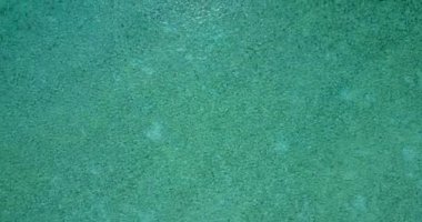Dalgalanan denizin en üst görüntüsü. Bali 'nin tropikal doğası.
