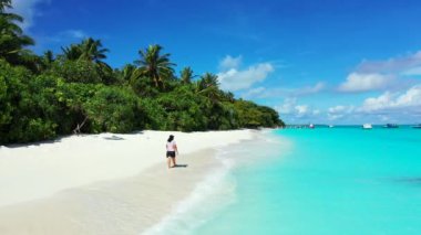 Egzotik yaz plajındaki yürüyen kadın görüntüsü. Tayland 'da huzurlu deniz.