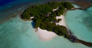 Kayalık sahili olan adanın havadan görünüşü. Dominik Cumhuriyeti, Karayipler 'e yaz gezisi.