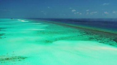 Temiz turkuaz su ve beyaz kumla muhteşem bir sahil manzarası. Maldivler 'de yaz tatili.