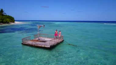 Tatilde romantik aşıklar, beyaz kumsalda genç mutlu bir çift Maldivler 'de birlikte dinleniyorlar..