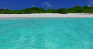 Dalgalanan turkuaz sığ su. Bali, Endonezya 'da yaz tatilinin tadını çıkarıyorum..