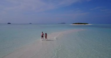Genç adam ve kadın deniz suyunda koşuyorlar. Tropik bir tatil köyünde dinlenen güzel bir çift.    