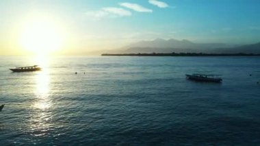 Deniz kenarında alacakaranlık vakti. Endonezya, Bali 'de tatil sezonu.