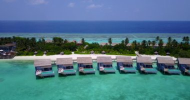 Sahilde lüks bungalovlar var. Güney Asya, Maldivler 'de yaz sahnesi.