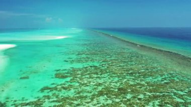 Gündüz vakti turkuaz okyanus manzarası. Bali 'de yaz tatili.