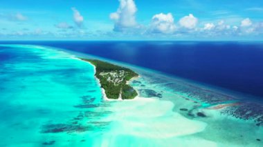 Küçük adasıyla canlı denizin üzerinde uçuyor. Bali 'nin doğal arka planı.