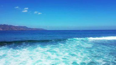 Dağın arka planında deniz manzarası. Endonezya, Bali 'de tatil sezonu.