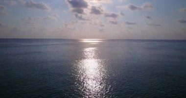 Kristal okyanus suyu olan tropik bir ada. Güzel doğa manzarası yaz tatili konsepti 