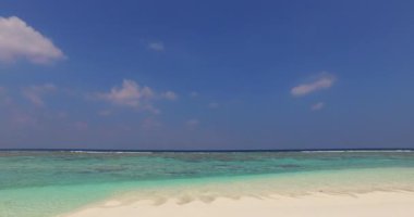Gün ortasında sakin deniz suyuyla dolu bir sahil. Tayland, Asya 'nın tropikal doğası.