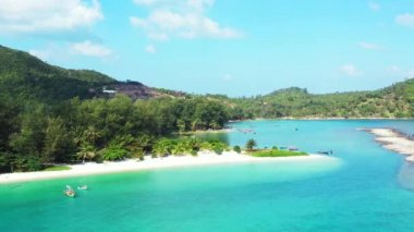 Mavi ve turkuaz kıyı şeridi olan yeşil egzotik bir ada. Malezya gezisi.