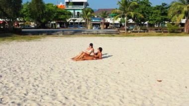 Güzel kızlar kumsalda dinleniyor 