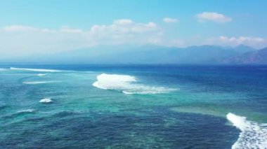 Dağların arkasındaki deniz dalgaları. Endonezya, Bali 'de tropikal tatilin tadını çıkarıyorum..