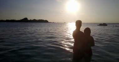 Tropik sahilde mutlu romantik bir çift
