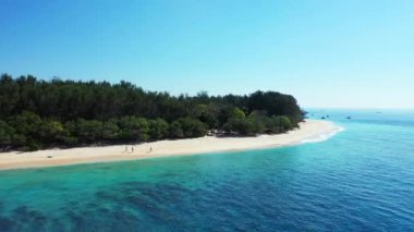 Mavi deniz manzaralı küçük yeşil bir ada. Endonezya, Bali 'ye seyahat.