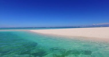 Beyaz kumlu muhteşem turkuaz deniz kıyısı. Güney Asya, Maldivler 'de Tatil.