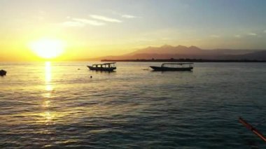 Denizde altın gün batımı. Endonezya 'nın Bali Doğası.