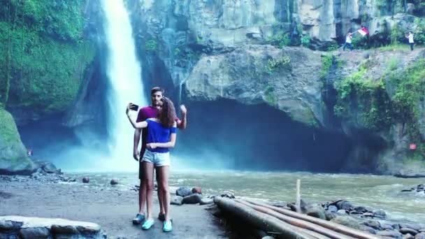 Vídeo Casal Romântico Turistas Juntos Livre Perto Cachoeira — Vídeo de Stock