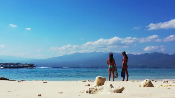 Schöne Junge Frauen Sonnen Sich Tropischen Strand — Stockvideo