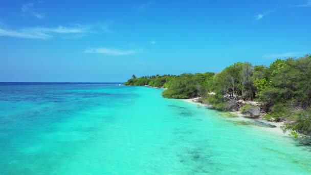 热带岛屿周围明亮的绿松石海 印度尼西亚巴厘的性质 — 图库视频影像