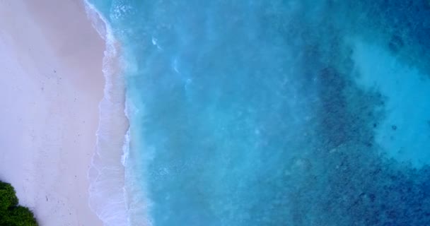 Drone Vista Incredibili Onde Turchesi Che Corrono Sulla Spiaggia Sabbia — Video Stock