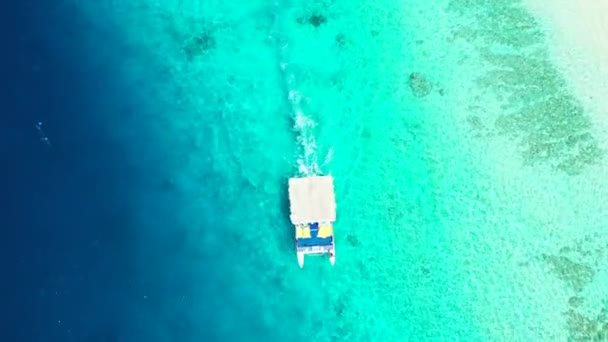 관광객 보트를 해안선을 남아시아 몰디브의 — 비디오