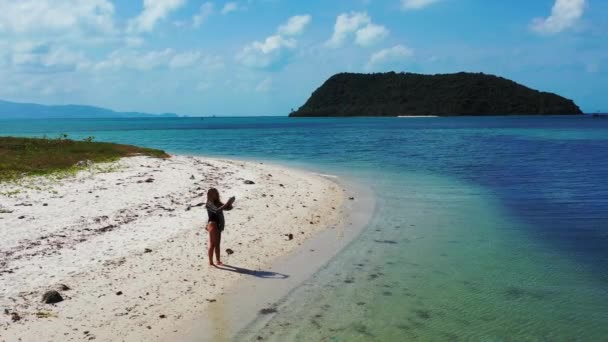 모래가 해변을 소녀가 휴대폰으로 비디오를 — 비디오