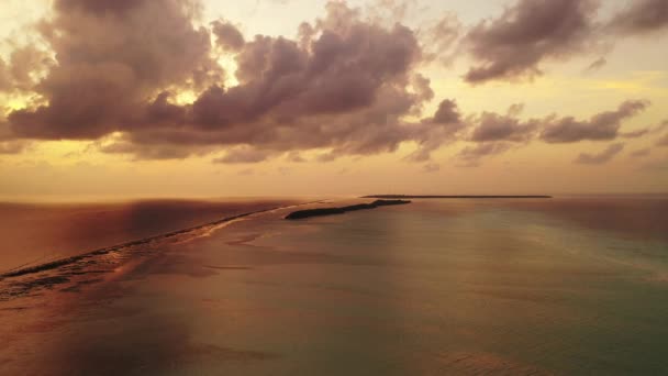 Luftaufnahme Einer Dramatischen Goldenen Stunde Sommerliche Landschaft Der Malediven — Stockvideo