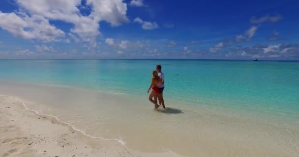 Pareja Joven Relajándose Océano Azul Playa Arena Blanca Isla Mar — Vídeos de Stock