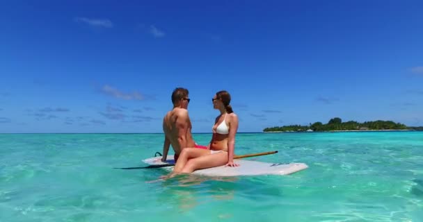 Genç Adam Kadın Denizde Sörf Tahtasında Yüzerler Tropik Bir Tatil — Stok video