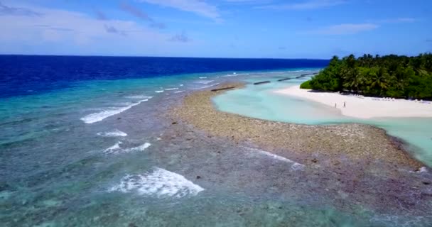 Zarte Meereswellen Bewegen Sich Der Felsigen Küste Der Insel Naturszene — Stockvideo