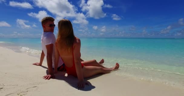 Romantiskt Par Tropisk Strand — Stockvideo