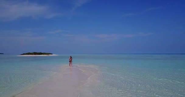 Pareja Romántica Playa Tropical — Vídeos de Stock