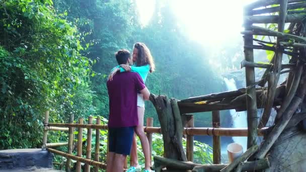 Couple Romantique Touristes Debout Ensemble Extérieur Près Cascade Rivière — Video