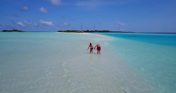 Mooi Paar Genieten Van Huwelijksreis Vakantie Exotisch Strand Van Tropisch — Stockvideo