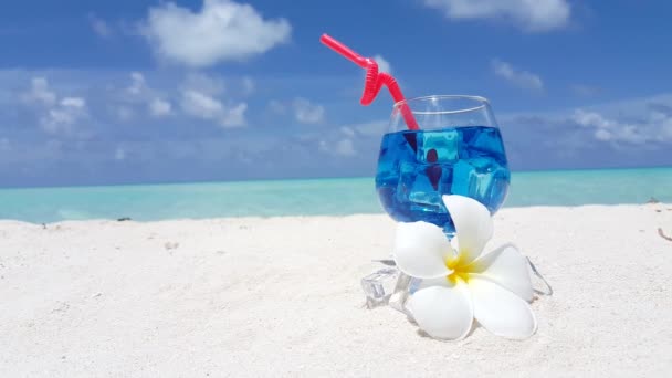 Cocktail Blu Con Fiore Plumeria Sulla Spiaggia Natura Soleggiata Delle — Video Stock