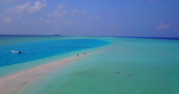 ターコイズブルーの海を歩く観光客 セーシェルの風景 東アフリカ — ストック動画