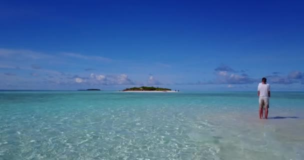Casal Apaixonado Relaxante Arrepiante Ocean Ilha Tropical Verão Lazer Vídeo — Vídeo de Stock