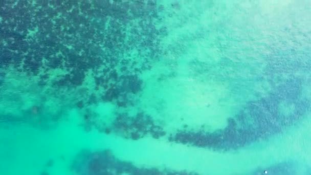 Vista Superior Superficie Agua Turquesa Ondulada Verde Con Fondo Coral — Vídeo de stock