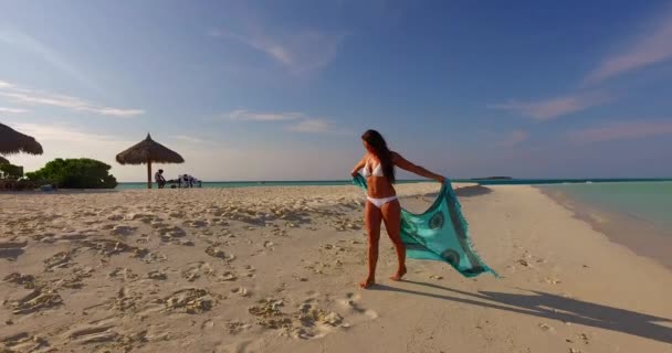 Ελευθερία Ξέγνοιαστο Κορίτσι Χαλαρώνοντας Τροπικές Διακοπές Παραλία Διακοπές Ταξίδι Προορισμός — Αρχείο Βίντεο