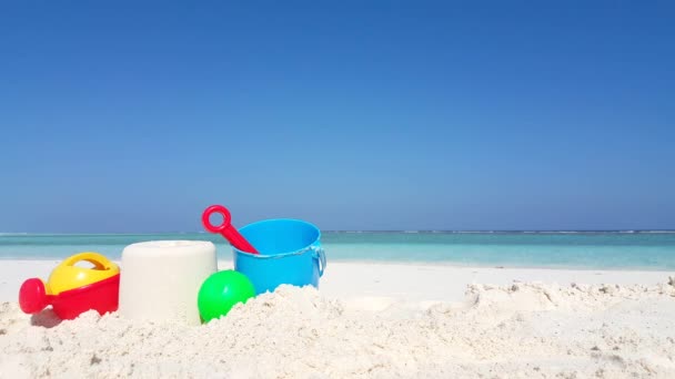 Plastikowe Wiadra Łopatami Plaży Podróż Indonezji — Wideo stockowe