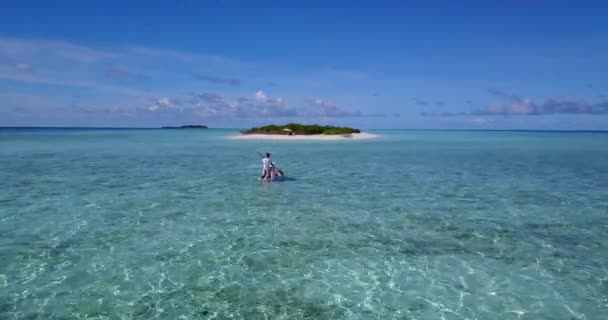 Jovem Mulher Bordo Remo Oceano Casal Bonito Descansando Resort Tropical — Vídeo de Stock