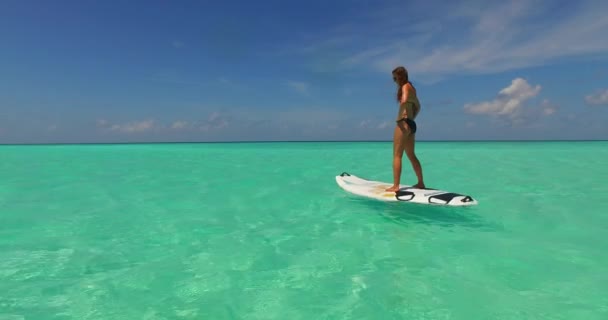 Video Chica Atlética Pie Tabla Surf Manteniendo Equilibrio Balanceándose Sobre — Vídeo de stock