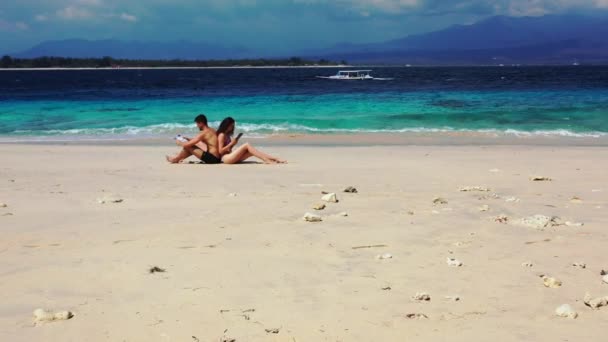 Vídeo Casal Uma Praia Areia Mulher Homem Sentado Costas Para — Vídeo de Stock