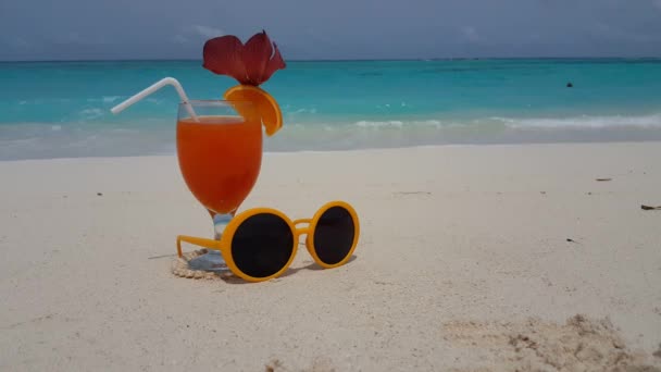 Cóctel Naranja Con Gafas Amarillas Playa Tropical Relajación Verano Malasia — Vídeos de Stock