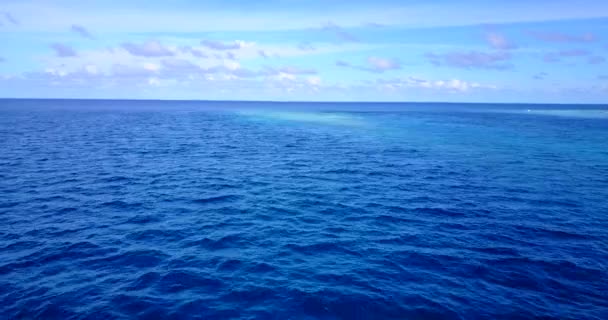 Olas Idílicas Del Océano Cielo Azul — Vídeos de Stock