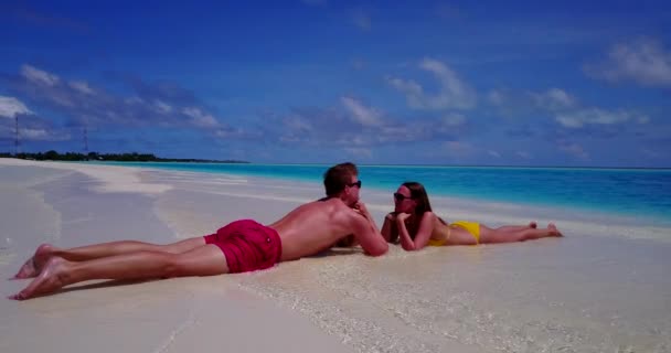 Joven Pareja Encantadora Descansando Disfrutando Vacaciones Playa Cerca Del Océano — Vídeo de stock