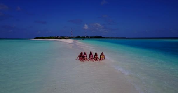 Молоді Привабливі Жінки Відпочивають Морському Пляжі Яскравий Пісок Блакитне Небо — стокове відео