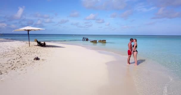 Vídeo Dois Jovens Amantes Relaxando Desfrutando Suas Férias Ilha Tropical — Vídeo de Stock